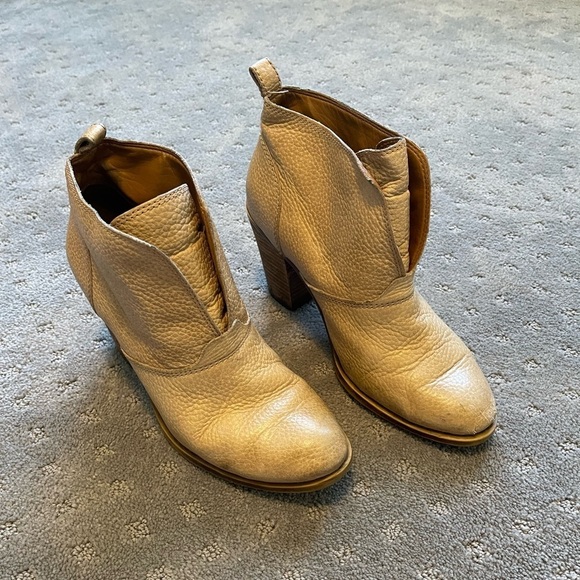 Lucky Brand Ehllen Ivory Distressed Leather Booties Size 8 - Picture 1 of 9